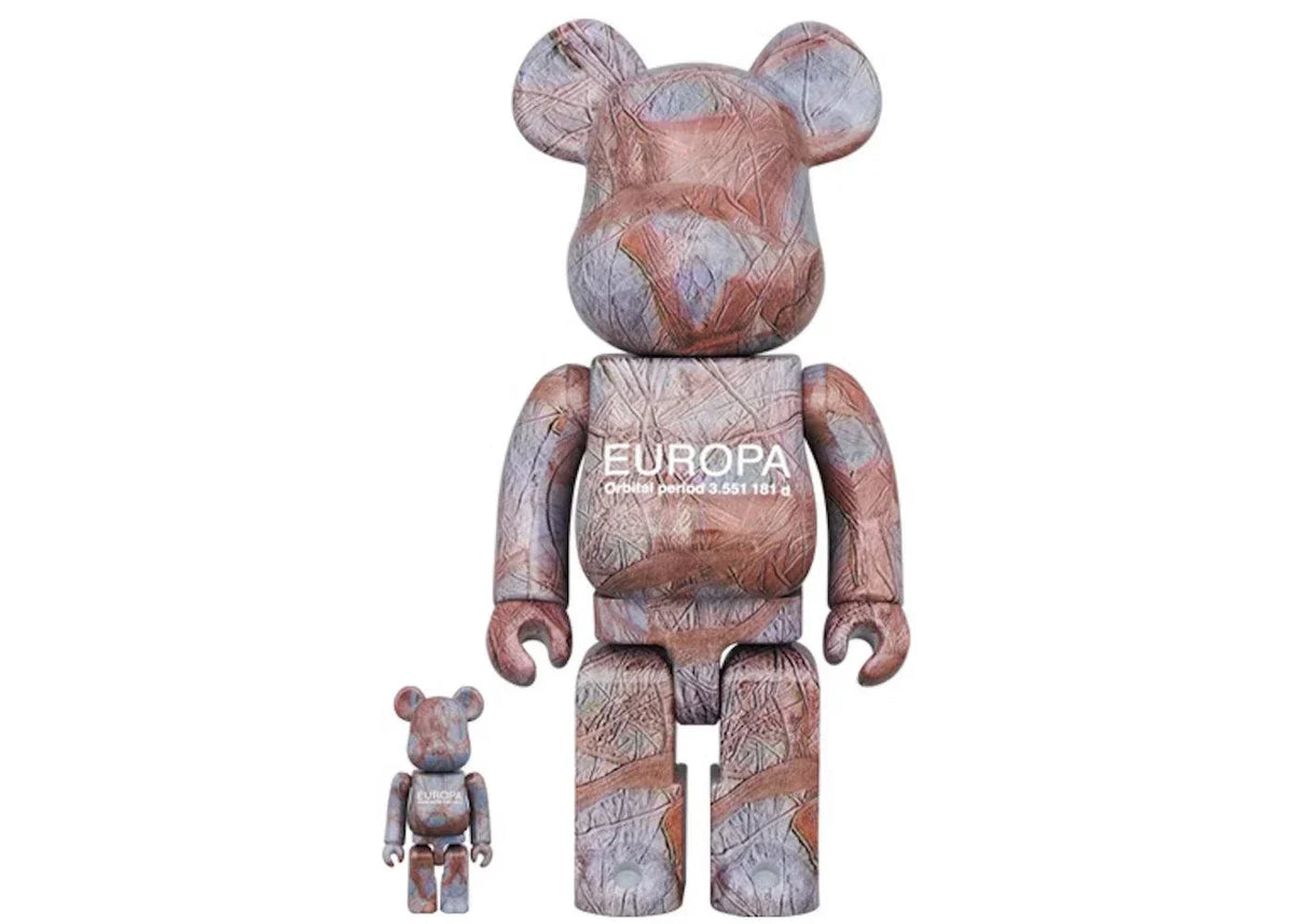 Bearbrick sæt Europa NASA with icy surface design and logo in 100% and 400% sizes.
