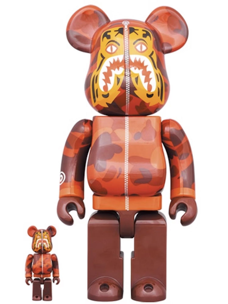 400% & 100% Bearbrick-sett - Camo Tiger by BAPE (Rød versjon)